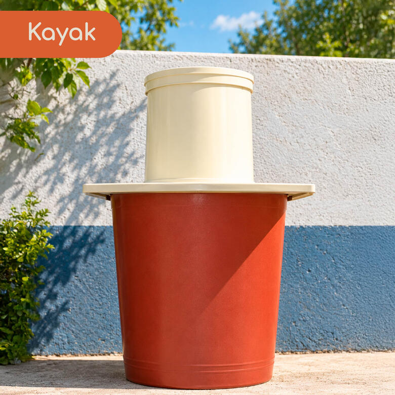 Kayak, baño portátil utilizado para viajes y campamentos que permite procesar orines y materia fecal humana, para ser dejado como biofertilizante en el lugar del viaje.